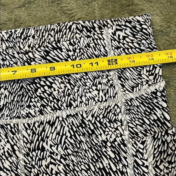 Athleta Ultimate Stash Textured Print 7/8 Leggings EUC Sz L Petite - Picture 5 of 8